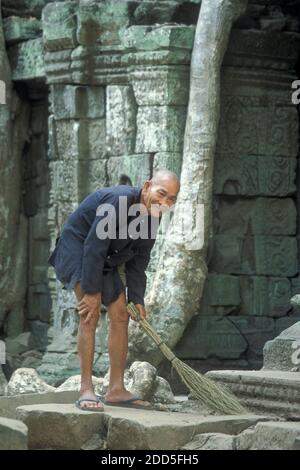 Die Alten mit dem Namen Prohm klammet den Tempel mit seinem Namen Ta, alten Männern und seinem zweiten Namen Prohm. Mister Ta Prohm im Ta Prohm Tempel in Stockfoto