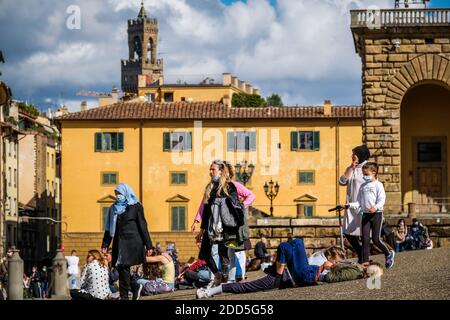 2020. Oktober 17, Florenz Italien: Touristen sitzen in der Nähe des Palazzo Pitti oder der Palazzo Pitti, ist ein großer Renaissance-Palast in Florenz, Italien Stockfoto