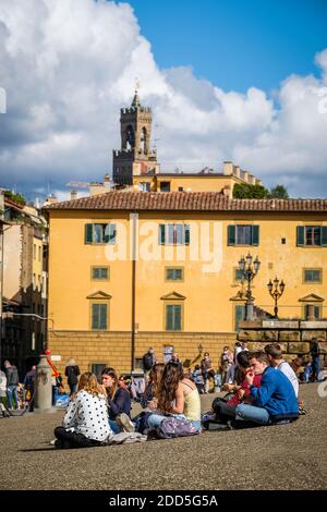 2020. Oktober 17, Florenz Italien: Touristen sitzen in der Nähe des Palazzo Pitti oder der Palazzo Pitti, ist ein großer Renaissance-Palast in Florenz, Italien Stockfoto