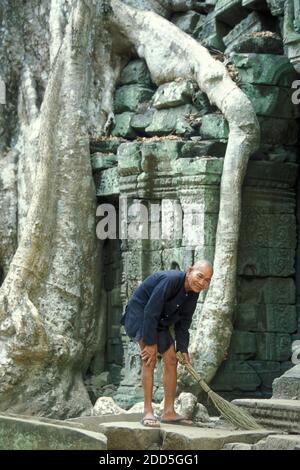 Die Alten mit dem Namen Prohm klammet den Tempel mit seinem Namen Ta, alten Männern und seinem zweiten Namen Prohm. Mister Ta Prohm im Ta Prohm Tempel in Stockfoto