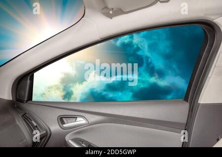 Himmlische Landschaft hinter dem Auto Fenster Stockfoto