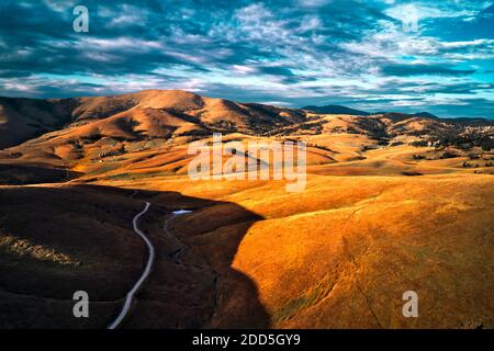 Luftaufnahme der schönen Region Zlatibor Landschaft mit Asphaltstraße durch von Drohne pov. Zlatibor ist ein Berg im Südwesten Serbiens Stockfoto