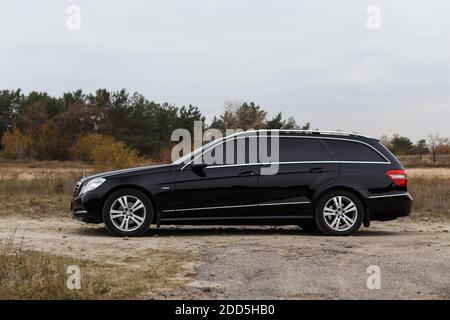 Dnipro, Ukraine - 21. november 2020: Mercedes-Benz E220 CDI 2011 schwarz in der Herbststadt in Waldnähe Stockfoto