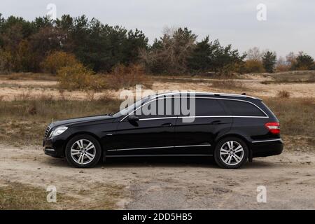 Dnipro, Ukraine - 21. november 2020: Mercedes-Benz E220 CDI 2011 schwarz in der Herbststadt in Waldnähe Stockfoto