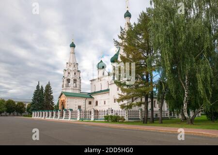 Jaroslawl, Russland - 14. August 2020: Blick auf die Kirche des Propheten Elia an einem bewölkten Tag. Jaroslawl, Goldener Ring Russlands Stockfoto