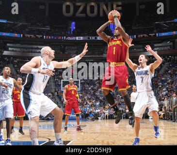 KEIN FILM, KEIN VIDEO, KEIN Fernsehen, KEINE DOKUMENTATION - Daniel Gibson von Cleveland Cavaliers (1) dreht während des NBA-Basketballmatches über Marcin Gortat (13) von Orlando Magic gegen Cleveland Cavaliers im Amway Center in Orlando, Florida, USA am 26. November 2010. Orlando gewann 111-100. Foto von Gary W. Green/Orlando Sentinel/MCT/ABACAPRESS.COM Stockfoto