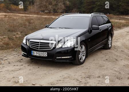 Dnipro, Ukraine - 21. november 2020: Mercedes-Benz E220 CDI 2011 schwarz in der Herbststadt in Waldnähe Stockfoto