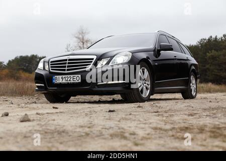 Dnipro, Ukraine - 21. november 2020: Mercedes-Benz E220 CDI 2011 schwarz in der Herbststadt in Waldnähe Stockfoto