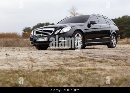 Dnipro, Ukraine - 21. november 2020: Mercedes-Benz E220 CDI 2011 schwarz in der Herbststadt in Waldnähe Stockfoto