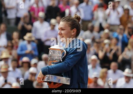 Die Rumänin Simona Halep gewann am 9. Juni 2018 im Roland-Garros-Stadion, Paris, Frankreich, das Damenfinale der French Tennis Open 2018 gegen Sloane Stephens aus den USA. Foto von Henri Szwarc/ABACAPRESS.COM Stockfoto