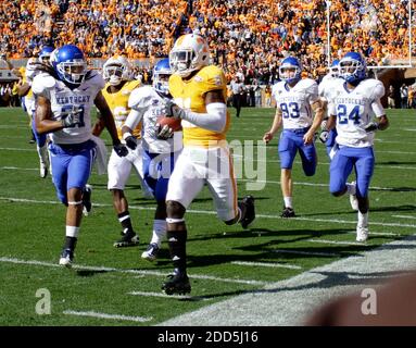 KEIN FILM, KEIN VIDEO, KEIN Fernsehen, KEINE DOKUMENTATION - Tennessee Volunteers Kick Returner Da'Rick Rogers lief den Eröffnungsanstoß 64 Yards während NCAA Football Spiel, Tennessee vs Kentucky in Knoxville, USA am 27. November 2010. Tennessee gewann 24-14. Foto von Mark Cornelison/Lexington Herald-Leader/MCT/ABACAPRESS.COM Stockfoto