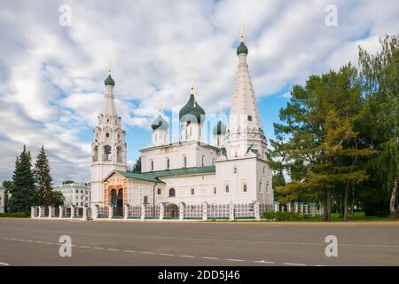 Jaroslawl, Russland - 14. August 2020: Blick auf die Kirche des Propheten Elia an einem bewölkten Tag. Jaroslawl, Goldener Ring Russlands Stockfoto