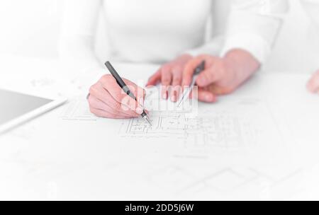 Die Ingenieure im Büro stellen sich auf Projektzeichnungen ein. Stockfoto