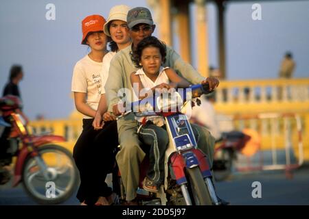 Motorrad auf der Sisowat Quay Road in der Stadt Phnom Penh von Kambodscha. Kambodscha, Phnom Penh, Februar 2001 Stockfoto