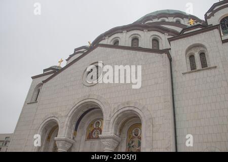 Details des Heiligen Sava (Sveti Sava auf Serbisch) Tempel, Kuppel mit goldenem Kreuz auf der Oberseite. Einer der größten orthodoxen Tempel der Welt, Serbien, Belgrad Stockfoto