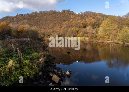 Herbst an der Lennemündung in die Ruhr unterhalb der Hohensyburg, Hagen, Nordrhein-Westfalen, Deutschland Herbst an der Lenne-Mündung in t Stockfoto