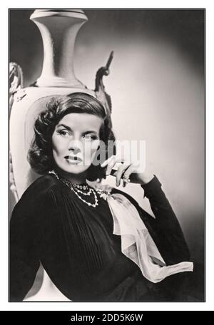Katharine Hepburn 'Holiday' Studio Werbestill für URLAUB 1938 Columbia Pictures Film mit Katharine Hepburn. Holiday ist ein amerikanischer Romantikkomödienfilm von 1938 unter der Regie von George Cukor. Katharine Houghton Hepburn (12. Mai 1907 – 29. Juni 2003) war eine amerikanische Schauspielerin und Hauptdarstellerin in Hollywood für mehr als 60 Jahre. Sie trat in verschiedenen Genres auf, von der Schraubenkomödie bis zum literarischen Drama, und sie erhielt einen Rekord vier Academy Awards für Lead Acting Performances, 1999 wurde Hepburn vom American Film Institute zum größten weiblichen Star des Classic Hollywood Cinema ernannt Stockfoto