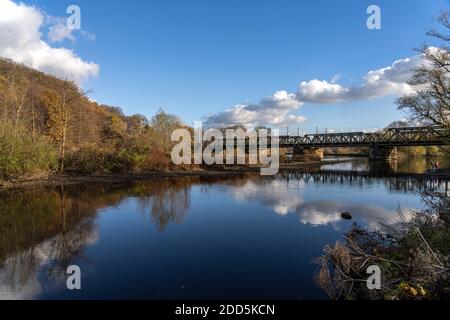 Eisenbahnbrücke an der Lennemündung in die Ruhr in Hagen, Nordrhein-Westfalen, Deutschland Eisenbahnbrücke an der Lenne-Mündung in Hagen, Nort Stockfoto