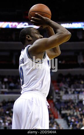 KEIN FILM, KEIN VIDEO, KEIN Fernsehen, KEINE DOKUMENTATION - Gilbert Arenas (9), Wache des Washington Wizards Point, schießt gegen die Portland Trail Blazers während ihres Spiels, das am 3. Dezember 2010 im Verizon Center in Washington, DC, USA gespielt wurde. Washington besiegte Portland 83-79. Foto von Harry E. Walker/MCT/ABACAPRESS.COM Stockfoto