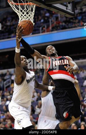 KEIN FILM, KEIN VIDEO, KEIN Fernsehen, KEINE DOKUMENTATION - Portland Trail Blazers Wache Wesley Matthews (2) Drehs rund um Washington Wizards Power Forward Andray Blatche (7) während ihres Spiels im Verizon Center in Washington, D.C. gespielt, Freitag, 3. Dezember 2010. (Harry E. Walker/MCT) Stockfoto