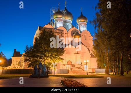 Jaroslawl, Russland - 14. August 2020: Nachtansicht der Mariä Himmelfahrt-Kathedrale und der Skulptur "Heilige Dreifaltigkeit" Stockfoto