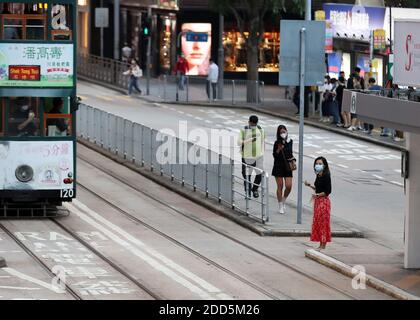 Hongkong, China. November 2020. Fußgänger mit Gesichtsmasken gehen auf einer Straße in Hongkong, Südchina, 24. November 2020. DAZU gehört: "Hongkong verschärft die sozialen Distanzierungsmaßnahmen mit 80 neuen COVID-19-Fällen". Quelle: Li Gang/Xinhua/Alamy Live News Stockfoto