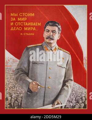 STALIN 1950s Vintage sowjetischen Propaganda Poster mit Präsident Joseph Stalin in Militäruniform mit sowjetischer Flagge und russischen Massen hinter [Sowjet-Ära]. Belopolsky, B.N. Poster "Wir stehen für Frieden und kämpfen für die Sache des Friedens". - Moskau: Iskustvo, 1952. Stockfoto