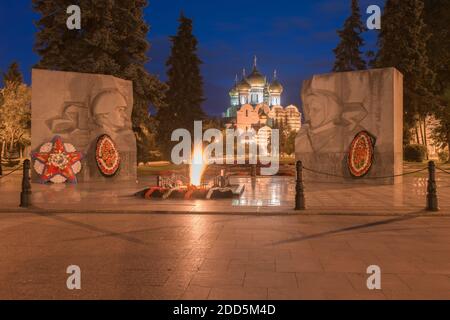 Jaroslawl, Russland - 14. August 2020: Nachtansicht des Gedenkens der Ewigen Flamme und der Mariä-Himmelfahrt-Kathedrale bei Nacht. Goldring von Russland Stockfoto