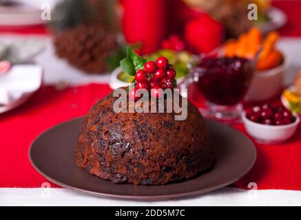 Traditioneller Weihnachtspudding mit Stechpalme oben Stockfoto