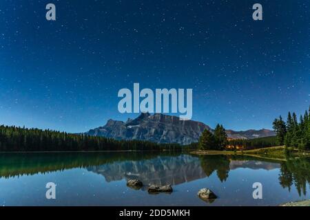 Wunderschön voller Sterne über dem Mount Rundle von Two Jack Lake in der Nacht, Sternenhimmel spiegelte sich in der Wasseroberfläche. Landschaft im Banff National Park Stockfoto