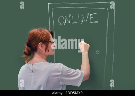 Ein Lehrer klopft an die Tür mit Online-Bildung auf der Tafel geschrieben. Probleme des Online-Lernens in Quarantäne aufgrund des Coronavirus epidemii Stockfoto