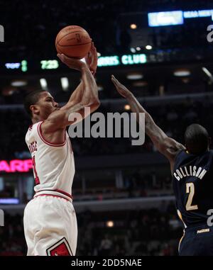 KEIN FILM, KEIN VIDEO, KEIN Fernsehen, KEINE DOKUMENTATION - Chicago Bulls Point Guard Derrick Rose (1) schießt über Indiana Pacers Point Guard Darren Collison (2) im ersten Quartal während des NBA Basketball-Spiels Chicago Bulls gegen Indiana Pacers im United Center in Chicago, IL, USA am 13. Dezember, 2010. Foto von Nuccio DiNuzzo/Chicago Tribune/MCT/ABACAPRESS.COM Stockfoto