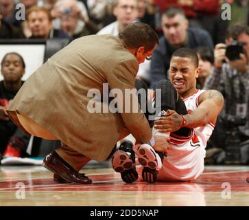 KEIN FILM, KEIN VIDEO, KEIN TV, KEINE DOKUMENTATION - Trainer Fred Tedeschi besucht Chicago Bulls Point Guard Derrick Rose (1) im vierten Quartal während des NBA Basketball-Spiels, Chicago Bulls gegen Indiana Pacers im United Center in Chicago, IL, USA am 13. Dezember 2010. Foto von Nuccio DiNuzzo/Chicago Tribune/MCT/ABACAPRESS.COM Stockfoto