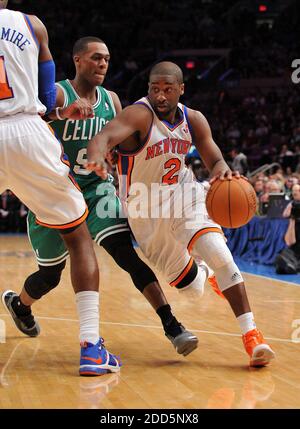 KEIN FILM, KEIN VIDEO, KEIN Fernsehen, KEINE DOKUMENTATION - New York Knicks Point Guard Raymond Felton (2) fährt in der ersten Hälfte während des NBA Basketball-Spiels in den Korb gegen Boston Celtics Point Guard Rajon Rondo (9), New York Knicks vs Boston Celtics im Madison Square Garden in New York City, NY, USA am 15. Dezember 2010. Boston Celtics besiegt die New York Knicks 118-116. Foto von Christopher Pasatieri/Newsday/MCT/ABACAPRESS.COM Stockfoto