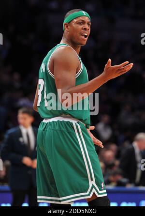 KEIN FILM, KEIN VIDEO, KEIN TV, KEIN DOKUMENTARFILM - Boston Celtics Stürmer Paul Pierce (34) reagiert nach einem Foul-Call in der ersten Hälfte während des NBA Basketball-Spiels, New York Knicks gegen Boston Celtics im Madison Square Garden in New York City, NY, USA am 15. Dezember 2010. Boston Celtics besiegt die New York Knicks 118-116. Foto von Christopher Pasatieri/Newsday/MCT/ABACAPRESS.COM Stockfoto