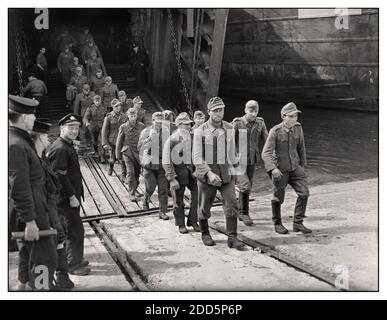 NATIONALSOZIALISTISCHE GEFANGENE D-Tag WW2 Deutsche Armee Wehrmacht Gefangene, die während der Operation Overlord im Zweiten Weltkrieg über die Royal Navy im Vereinigten Königreich ankommen (Normandie Landungen), Juni 1944 Zweiter Weltkrieg Teil einer Gruppe von dreihundert deutschen Kriegsgefangenen aus der Normandie, die einen Royal Navy LST an den Southampton Docks zurücklassen. Datum 1944 Stockfoto