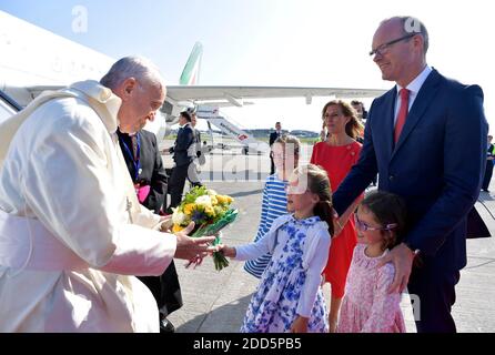 Papst Franziskus trifft am 25. August 2018 in Dublin, Irland, ein. Es ist der erste päpstliche Besuch in dem Land seit fast vier Jahrzehnten. Franziskus ist angeblich in Irland, um am Weltfamilientreffen (WMOF) teilzunehmen - einem großen globalen kirchlichen Ereignis, das sich auf die Förderung von Familienwerten konzentriert. Foto von ABACAPRESS.COM Stockfoto