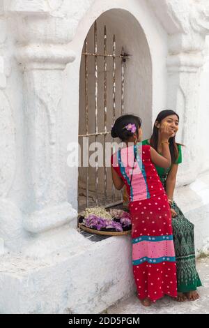 Mädchen Anwendung thanaka auf die Wange der Dame an der Kuthodaw Pagode, Mandalay, Myanmar (Birma), Asien im Februar Stockfoto