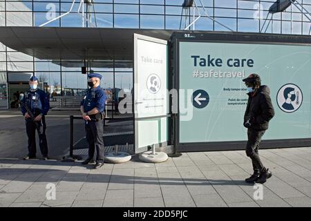 Abbildung Bild zeigt Polizisten vor dem Testzentrum, während eines Arbeitsbesuchs des Premierministers auf dem Flughafen Brüssel, Dienstag 24 N Stockfoto