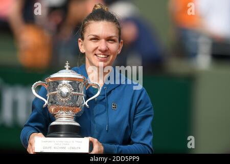 Gewinner Simona Halep aus Rumänien feiert den Gewinn der French Open während der Trophäenzeremonie am Tag 14 der French Open 2018 im Roland Garros Stadion am 9. Juni 2018 in Paris, Frankreich. Foto von Laurent Zabulon/ABACAPRESS.COM Stockfoto