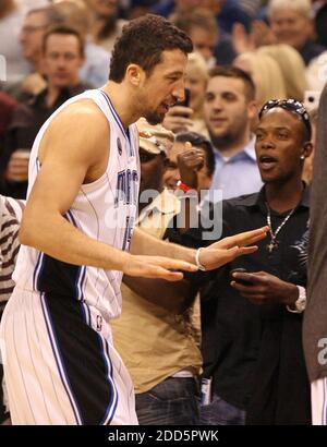 KEIN FILM, KEIN VIDEO, KEIN Fernsehen, KEINE DOKUMENTATION - Orlando Forward Hedo Turkoglu feiert mit Fans nach dem Scoring während des NBA Basketball-Spiels, Orlando Magic gegen Dallas Mavericks im Amway Center in Orlando, FL, USA am 21. Dezember 2010. Foto von Stephen M. Dowell/Orlando Sentinel/MCT/ABACAPRESS.COM Stockfoto