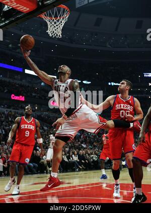 KEIN FILM, KEIN VIDEO, KEIN Fernsehen, KEINE DOKUMENTATION - Carlos Boozer (5) von Chicago Bulls punktet, da er in der ersten Hälfte während des NBA-Basketball-Spiels, Chicago Bulls gegen Philadelphia 76ers am 21. Dezember 2010 im United Center in Chicago, IL, USA, verschmutzt wird. Die Bulls rollten zu einem 121-76 Sieg. Foto von Chris Sweda/Chicago Tribune/MCT/ABACAPRESS.COM Stockfoto
