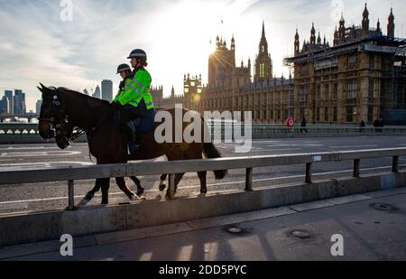 London, Großbritannien. November 2020. Die Mounted Police patrouilliert die Westminster Bridge, da London immer noch in Alarmbereitschaft ist. Die Bedrohung durch den Terrorismus befindet sich derzeit auf einem schweren Niveau. Kredit: Mark Thomas/Alamy Live Nachrichten Stockfoto