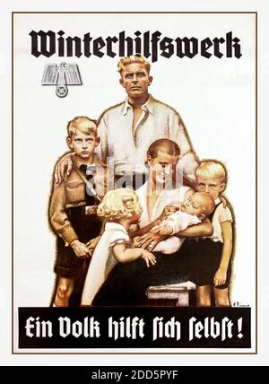Nazi Propaganda original vintage Poster WINTERHILFSWERK - EIN Volk HILFT SICH SELBST! WINTERHILFE - EIN VOLK HILFT SICH. Bild einer idealen arischen Familie mit einem Hakenkreuz in der linken oberen Ecke. Das Winterhilfswerk des Deutschen Volkes, allgemein bekannt durch seine Kurzform Winterhilfswerk oder WHW, war eine jährliche Initiative der nationalsozialistischen Volkswohlfahrt, um die Finanzierung von Wohltätigkeitsarbeit im Dritten Reich zu unterstützen. Sein Slogan war "keiner soll hungern oder frieren".Deutschland. Jahr 1930 Stockfoto
