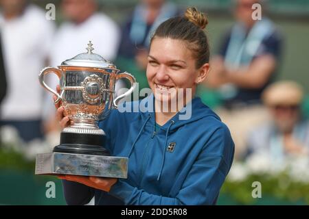 Gewinner Simona Halep aus Rumänien feiert den Gewinn der French Open während der Trophäenzeremonie am Tag 14 der French Open 2018 im Roland Garros Stadion am 9. Juni 2018 in Paris, Frankreich. Foto von Laurent Zabulon/ABACAPRESS.COM Stockfoto