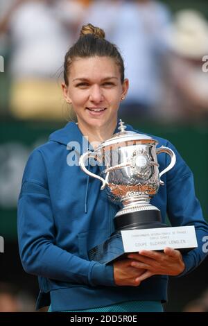 Gewinner Simona Halep aus Rumänien feiert den Gewinn der French Open während der Trophäenzeremonie am Tag 14 der French Open 2018 im Roland Garros Stadion am 9. Juni 2018 in Paris, Frankreich. Foto von Laurent Zabulon/ABACAPRESS.COM Stockfoto
