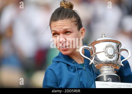 Gewinner Simona Halep aus Rumänien feiert den Gewinn der French Open während der Trophäenzeremonie am Tag 14 der French Open 2018 im Roland Garros Stadion am 9. Juni 2018 in Paris, Frankreich. Foto von Laurent Zabulon/ABACAPRESS.COM Stockfoto