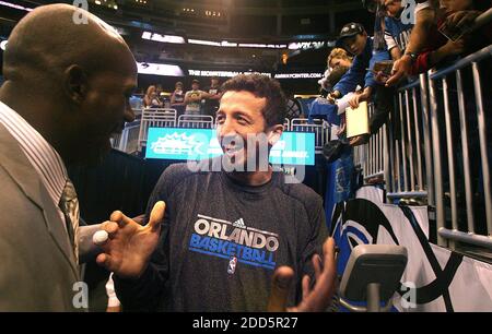 KEIN FILM, KEIN VIDEO, KEIN TV, KEIN DOKUMENTARFILM - Orlando Forward Hedo Turkoglu, rechts, wird vom ehemaligen Orlando Power Forward Bo Outlaw begrüßt, links, vor dem Start während des NBA Basketball Spiels, Orlando Magic gegen Dallas Mavericks im Amway Center in Orlando, FL, USA am 21. Dezember 2010. Foto von Stephen M. Dowell/Orlando Sentinel/MCT/ABACAPRESS.COM Stockfoto