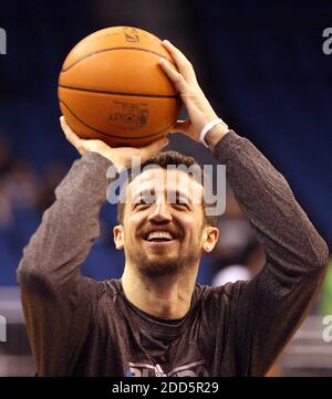 KEIN FILM, KEIN VIDEO, KEIN Fernsehen, KEINE DOKUMENTATION - Orlando Forward Hedo Turkoglu lächelt, als er sich vor dem Start während des NBA-Basketballmatches aufwärmt, Orlando Magic gegen Dallas Mavericks im Amway Center in Orlando, FL, USA am 21. Dezember 2010. Foto von Stephen M. Dowell/Orlando Sentinel/MCT/ABACAPRESS.COM Stockfoto