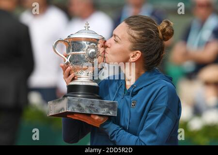 Gewinner Simona Halep aus Rumänien feiert den Gewinn der French Open während der Trophäenzeremonie am Tag 14 der French Open 2018 im Roland Garros Stadion am 9. Juni 2018 in Paris, Frankreich. Foto von Laurent Zabulon/ABACAPRESS.COM Stockfoto